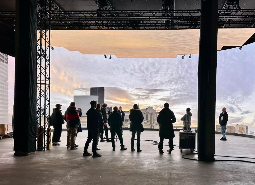 Virtuaalituotanto-pilottiohjelman osallistujat vierailulla Suomen suurimmalla LED- ja virtuaalituotantostudiolla, Fireframe Studiosilla 7. maaliskuuta 2024. (Kuva: Juha Pihanen)