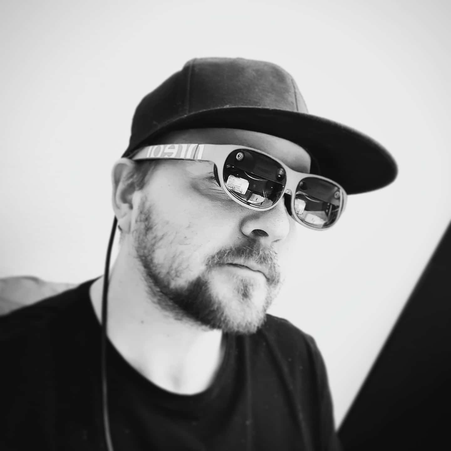 Virtuaalituotanto-pilottiohjelman suunnittelija ja vetäjä Samuli Homanen vuonna 2020 päässään Nrealin Augmented Reality (AR) -lasien ensimmäiset versiot.