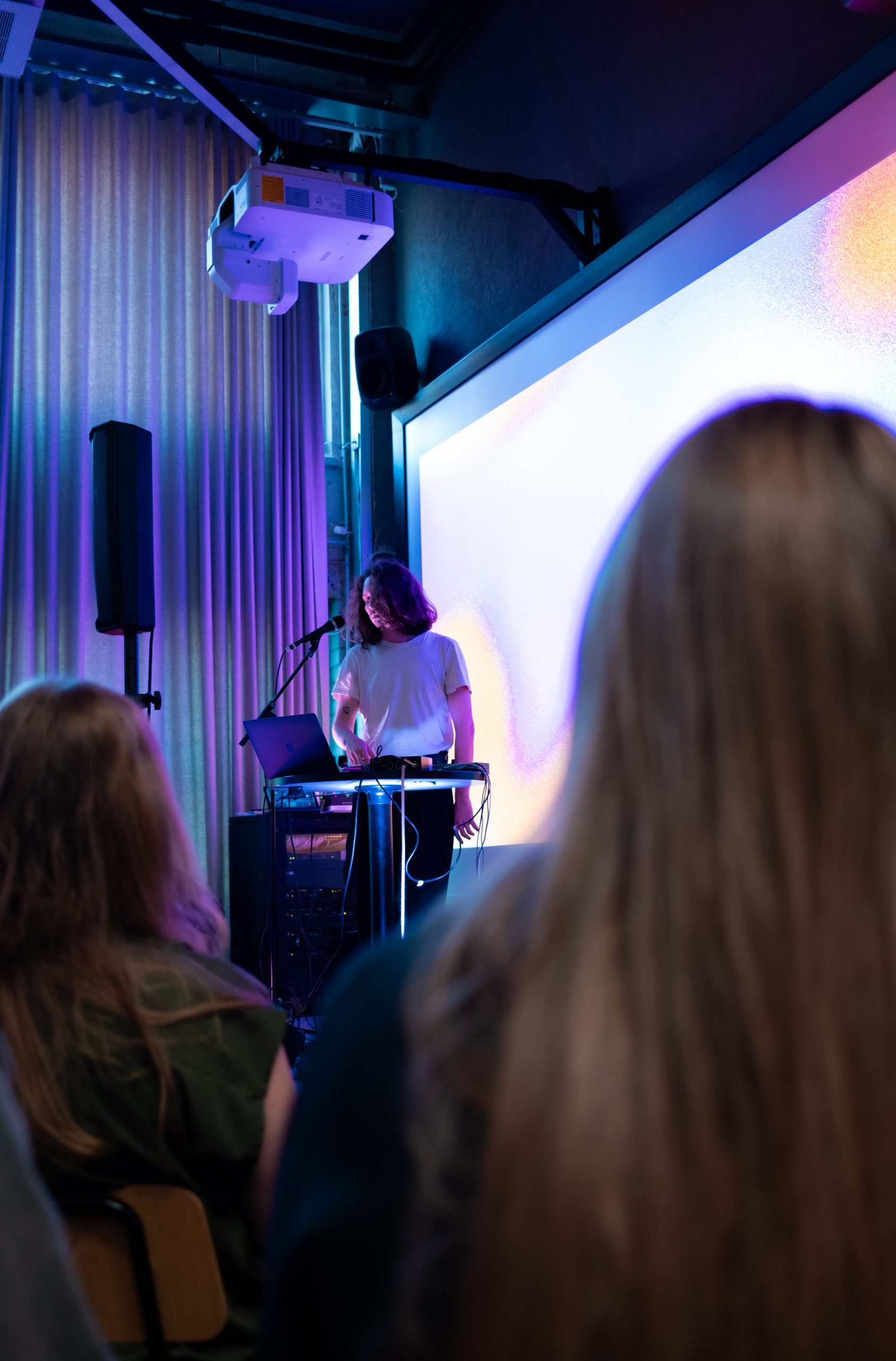 Ahti Kulo esiintymässä SHINE! tapahtumassa 30.10.2024.