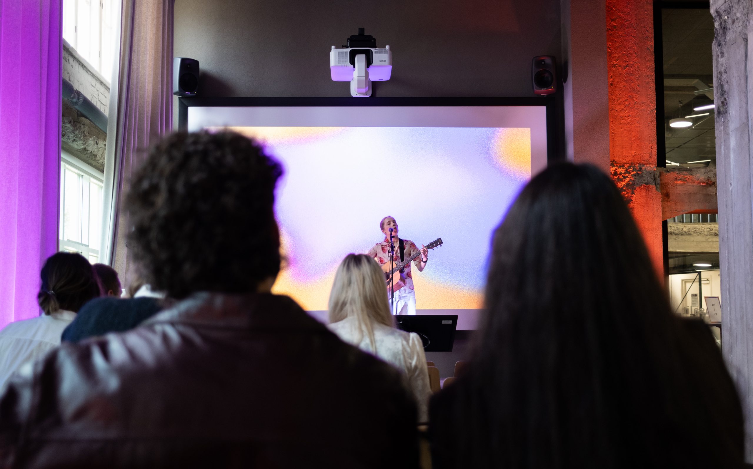 Metropolian musiikin tutkinto-ohjelmassa opiskeleva Rebekka Holi esiintymässä SHINE! tapahtumassa. (Kuva: Lotta Lehtikevari)