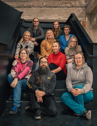 Yhteiskuva vuoden 2024 ekokoordinoinnin pilottiohjelman osallistujista, jotka pääsivät paikalle kuvanoton hetkellä.