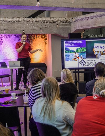 Av-alan ekokestävyyden asiantuntija Kaisa "Kaika" Astikainen kertomassa yleisölle ekologisesta kestävyydestä. (Kuva: Meeri Lehto)