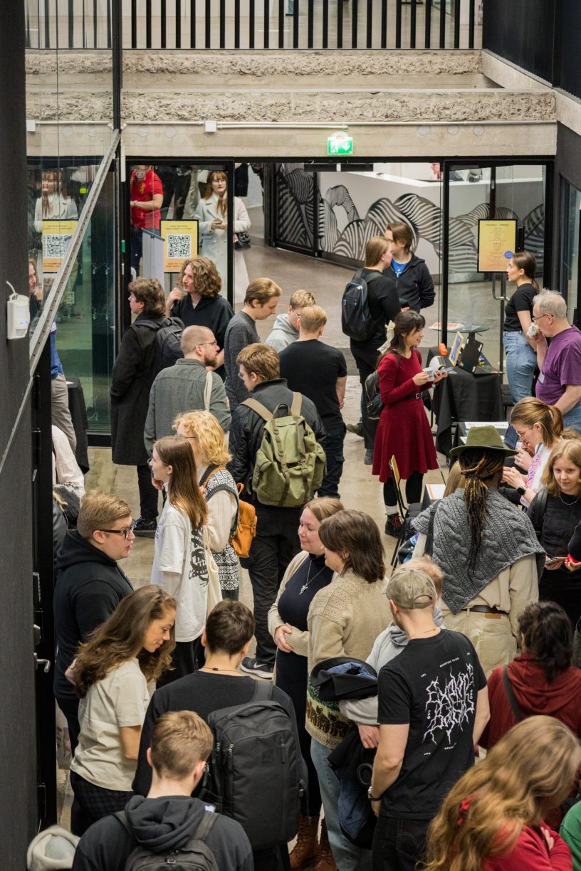 Metropolian Arabian kampuksen käytävä on tupaten täynnä yleisöä Digitaalisten luovien alojen työnantajatapahtumassa.