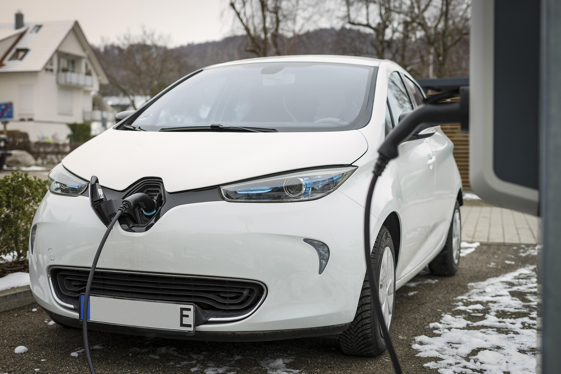 Sähköauto latauksessa