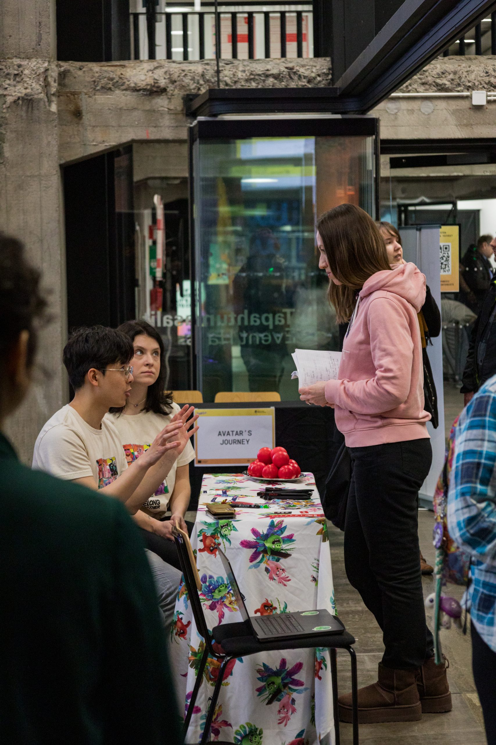 Rovio Entertainment Ltd. oli kiinnostunut tapaamaan monipuoliseti alan talentteja. Heitä kiinnosti erityisesti digitaalisen muotoilun, liikkuvan kuvan, tieto- ja viestintätekniikan, visuaalisen viestinnän, musiikin ja äänen sekä peli- ja hahmosuunnittelun osaajat. (Kuva: Venla Välimaa) Rovio Entertainment Ltd. oli kiinnostunut tapaamaan monipuoliseti alan talentteja. Heitä kiinnosti erityisesti digitaalisen muotoilun, liikkuvan kuvan, tieto- ja viestintätekniikan, visuaalisen viestinnän,<br />
musiikin ja äänen sekä<br />
peli- ja hahmosuunnittelun osaajat. (Kuva: Venla Välimaa)