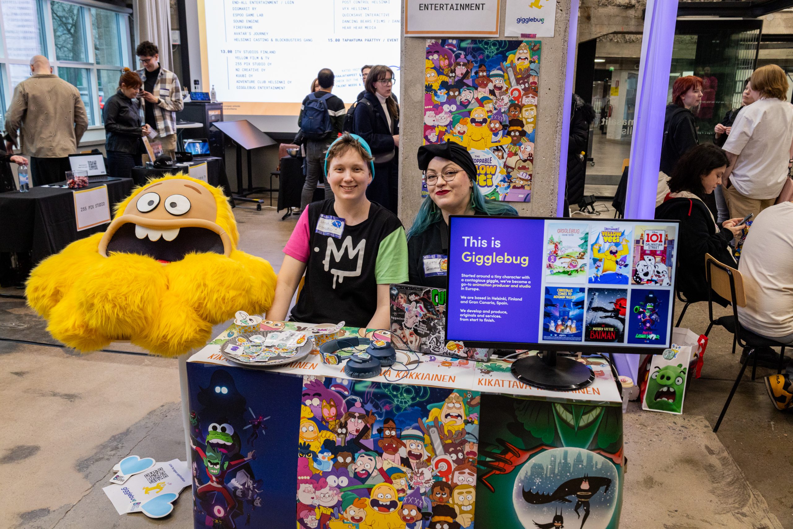 Gigglebug Entertainment koristeli oman ständipaikkansa pirtsakalla otteella. Mukaan tapahtumaan oli päässyt myös Yellow Yeti Gustav-animaatiohahmo – tai ainakin hänen irtopäänsä. (Kuva: Venla Välimaa) Gigglebug Entertainment koristeli oman ständipaikkansa pirtsakalla otteella. Mukaan tapahtumaan oli päässyt myös Yellow Yeti Gustav-animaatiohahmo – tai ainakin hänen irtopäänsä. (Kuva: Venla Välimaa)