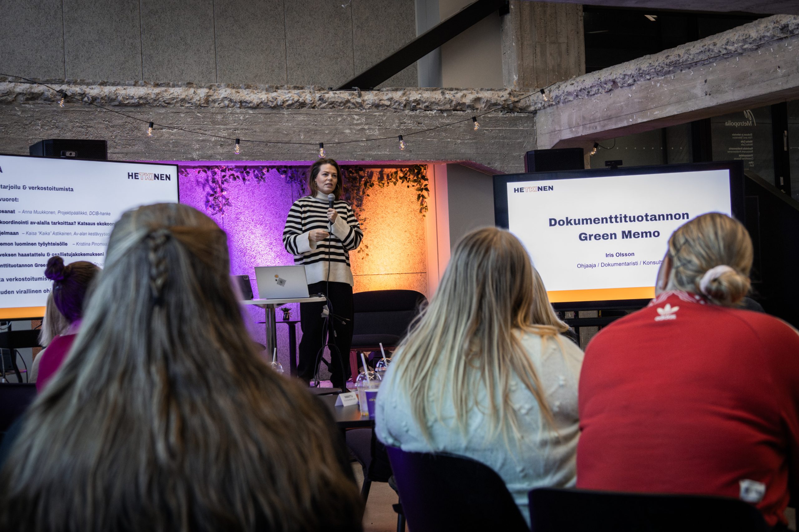Joulukuussa 2024 DCIB-hanke järjesti ekokoordinointi-teemaisen aamukahvitilaisuuden, jossa pilottiohjelman osallistujat pääsivät esittelemään ekoteemaisia projektejaan. Kuvassa ohjaaja Iris Olsson kertoo yleisölle dokumenttituotantoon tekemästään Green Memosta. (Kuva: Meeri Lehto)