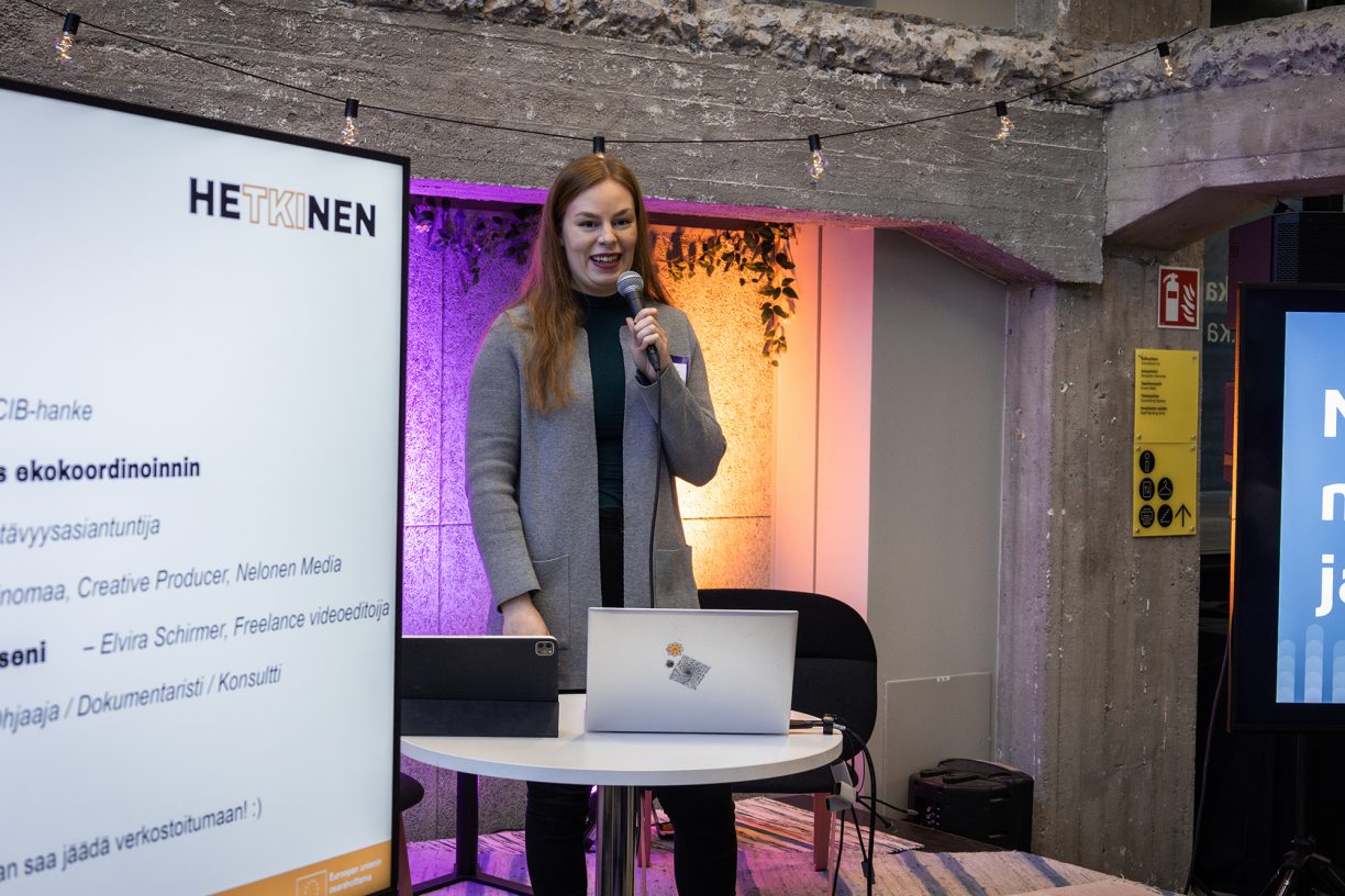 HeTKInen-aamukahvitapahtumassa nähtiin Elvira Schirmerin toteuttaman Nina Erweksen haastattelutaltioinnin ensiesitys.